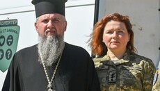 <p>Συνταγματάρχης των Ενόπλων Δυνάμεων της Ουκρανίας επιβλέπει την αποστολή κλήσεων στους ιερείς της Ουκρανικής Ορθόδοξης Εκκλησίας, – πηγή</p>