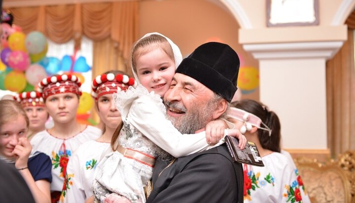 Μακαριώτατος Ονούφριος στο παιδικό σπίτι της Μονής Μπάντσεν. Φωτογραφία: Facebook Λοματσένκο