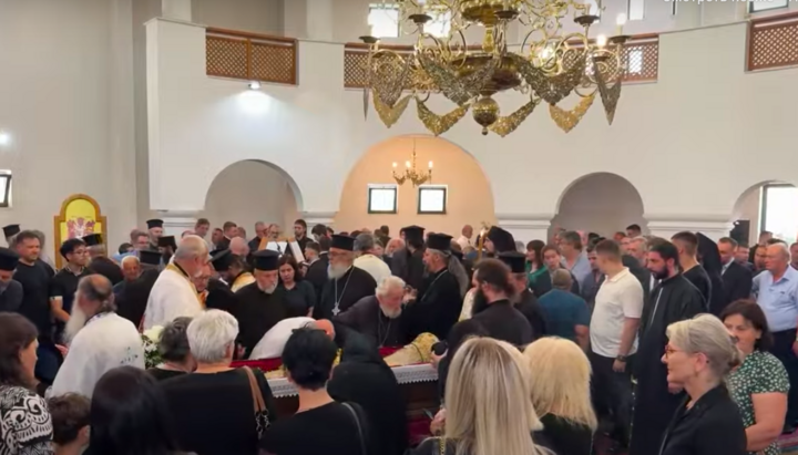 Εξόδιος ακολουθία του Μητροπολίτη Αργυροκάστρου Δημητρίου. Φωτογραφία: Στιγμιότυπο από τη μετάδοση του Radio Ngjallja στο YouTube