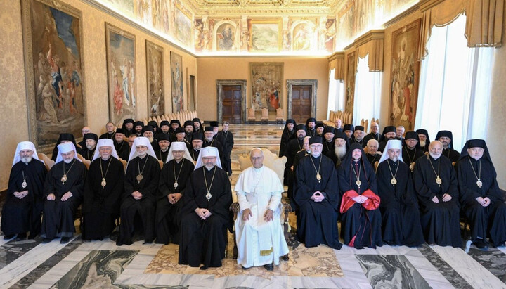 The Pope and UGCC Synod members. Photo: vaticannews.va