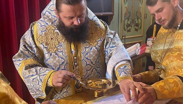 Archbishop Pimen consecrating antimensia. Photo: Rivne Eparchy