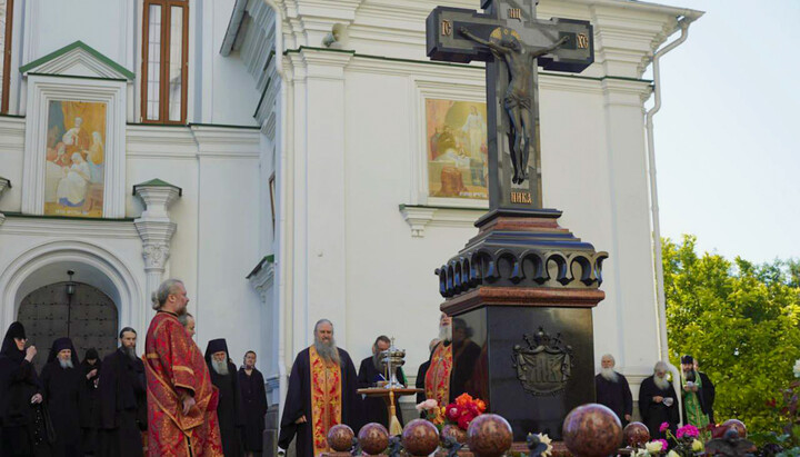 Προσευχή στον τάφο του Μακαριστού Μητροπολίτη Βλαδίμηρου (Σαμποδάνα) 5 Ιουλίου 2025. Φωτογραφία: lavra.ua