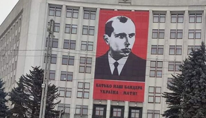 Портрет Бандеры на здании Тернопольской ОВА. Фото: Корреспондент