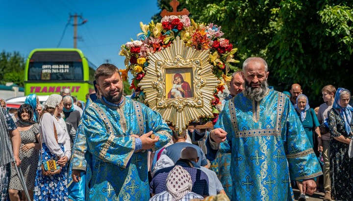Procession with the Vladimir Icon of the Mother of God in the village of Holovkivka, Chyhyryn District. Photo: Telegram channel of the Cherkasy Eparchy of the UOC