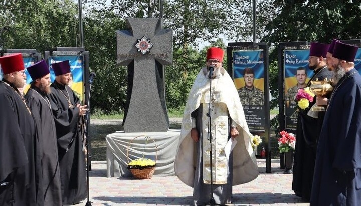 Освящение Аллеи Героев в Кегичевке. Фото: Харьковская епархия УПЦ
