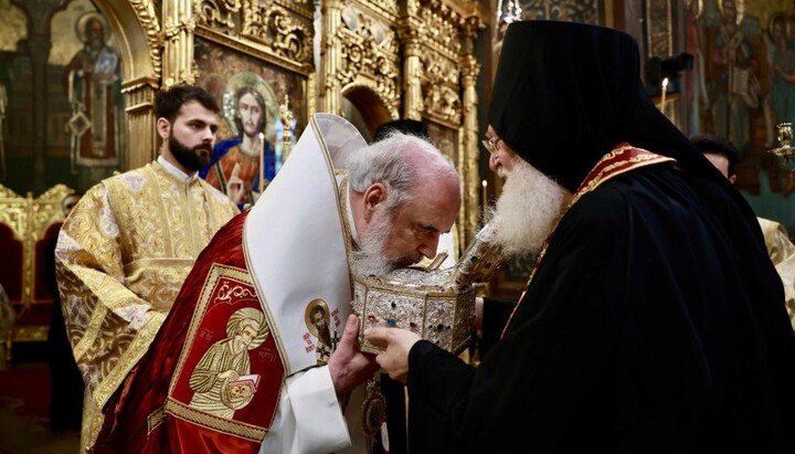 Патриарх Румынский Даниил поклоняется честной главе святителя Иоанна Златоуста, принесенной со Святой Горы Афон. Фото: orthodoxianewsagency
