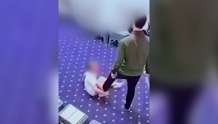 Скрийншот от видеозапис на побой на ученик в ислямско училище в Гудермес