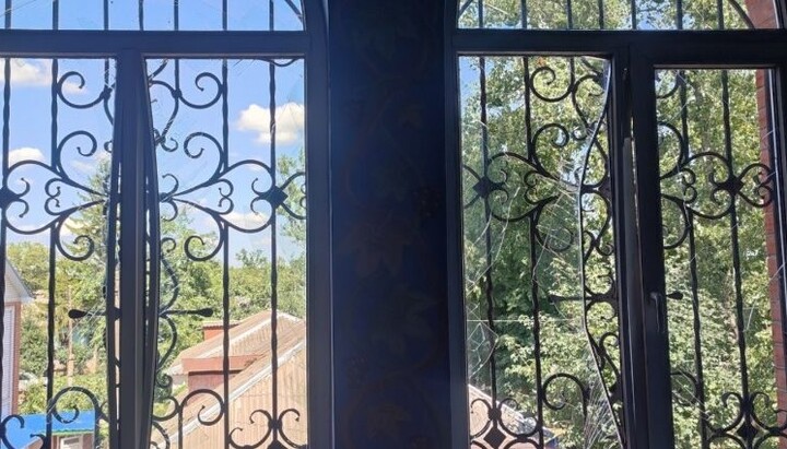 Shattered windows in the Church of the Kazan Icon of the Mother of God in Zlatopil after the shelling. Photo: UOC Synodal Information and Education Department