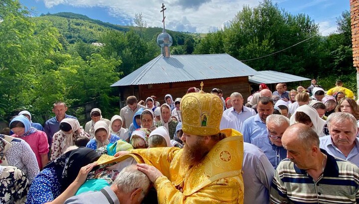 Молитва біля храму святителя Спиридона Триміфунтського міста Рахів. Фото: Хустська єпархія