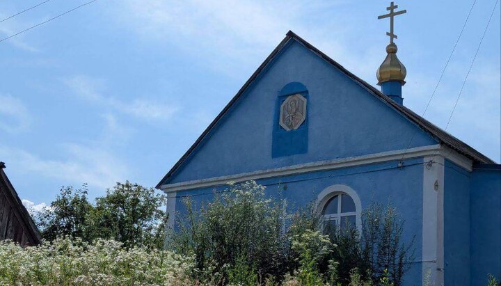 Вознесенский храм зарос сорняками. Фото: пресс-служба Ровенской епархии