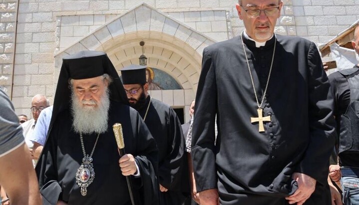 Ο Πατριάρχης Θεόφιλος Γ΄ και ο Καρδινάλιος Πιτζαμπάλα στην Εκκλησία της Αγίας Οικογένειας στη Γάζα. Φωτογραφία: πρακτορείο ειδήσεων orthodoxia