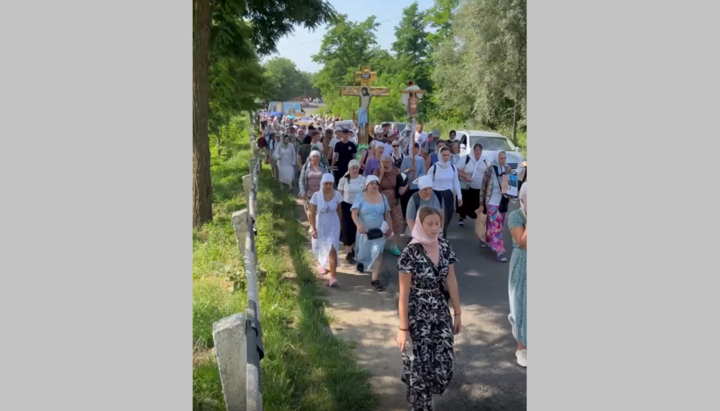 Крестоходцы идут в монастырь св. Владимира УПЦ в Колинковцах. Фото: СПЖ