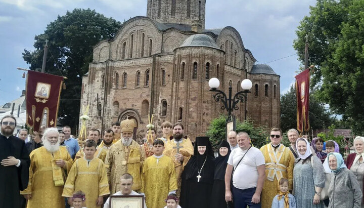 Митрополит Віссаріон із духовенством і парафіянами. Фото: pravlife.info