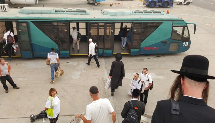 Хасиди в аеропорту на шляху до Умані. Архівне фото: kikar.co.il