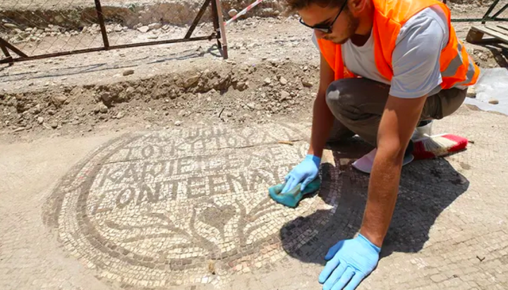 Αρχαιολόγος καθαρίζει επιγραφή ψηφιδωτού στην είσοδο χριστιανικής εκκλησίας του 5ου αιώνα. Φωτογραφία: foxnews