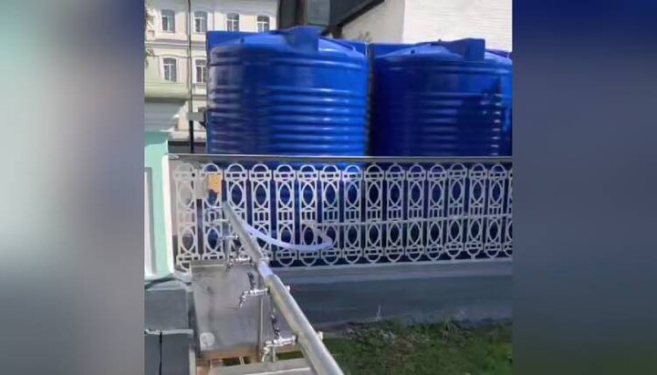 Rezervoare pentru apă sfințită în Lavra Poceaev. Foto: Facebook