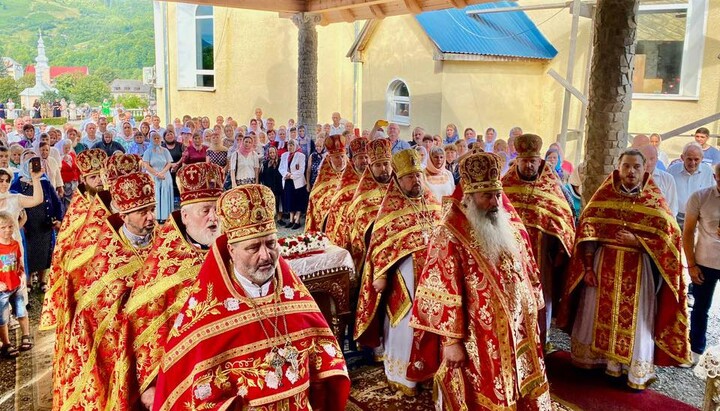 Освячення престолу в Пантелеймонівській каплиці при Свято-Петро-Павлівському храмі Межигір'я. Фото: прес-служба Хустської єпархії