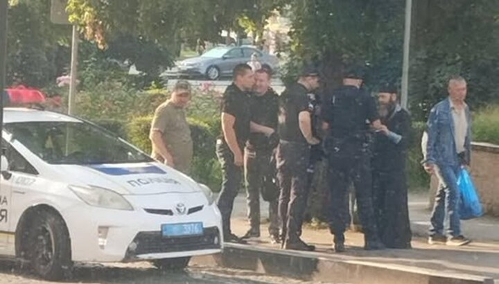 <p>У центрі Чернівців представники поліції та люди в камуфляжі зупинили православного священника. Фото: Перший козацький</p>
