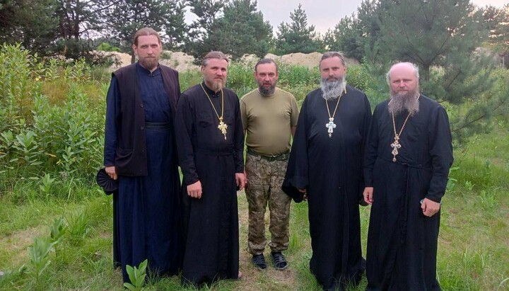 <p>По центру - настоятель приходу ап. Луки о. Анатолій Дем'янчук. Фото: t.me/kozakTv1</p>