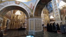 В Мрежата показаха празния Успенски събор на Лаврата на престолното всенощно бдение