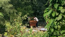 În Lavra, angajații rezervației efectuează manipulări cu moaștele Preacuvioșilor