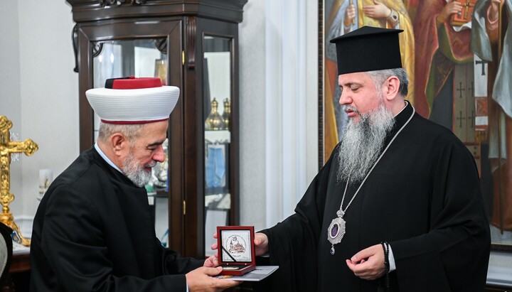 Dumenko presenting a commemorative sign of the OCU to the mufti. Photo: OCU