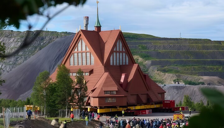 Mutarea bisericii în Suedia. Fotografie: Leonhard Föger/Reuters