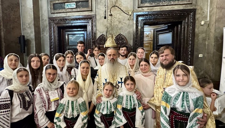 Τη νεολαία της Βουκοβίνας στη συνάντηση στη Ρουμανία συνόδευσε ο πρωτοπρεσβύτερος Νικολάι Ποπέσκου. Φωτογραφία: Facebook των πιστών της επισκοπής Τσερνιβτσί