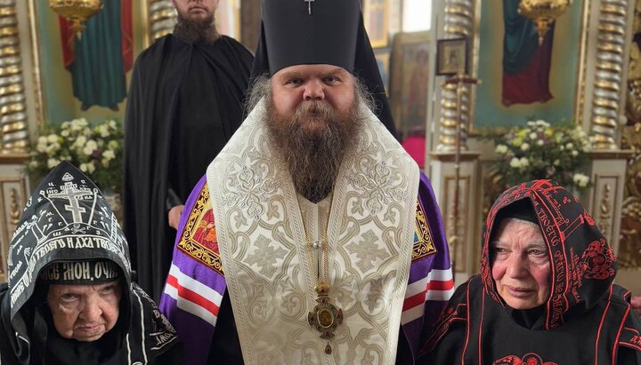 Арhiepiscopul Zgurovski Amvrosii cu schimnicele. Foto: Mănăstirea Schimbării la Față din s. Kniajici