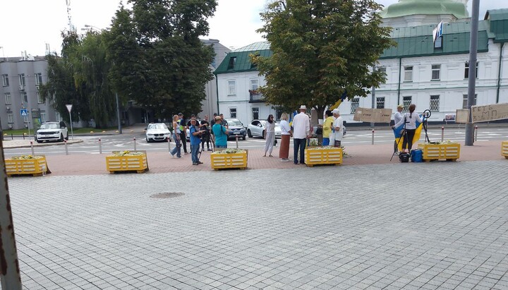 O mic grup de activiști au afișat postere anticlericale în fața Lavrei Pecerska din Kiev. Foto: Фортеця лавра
