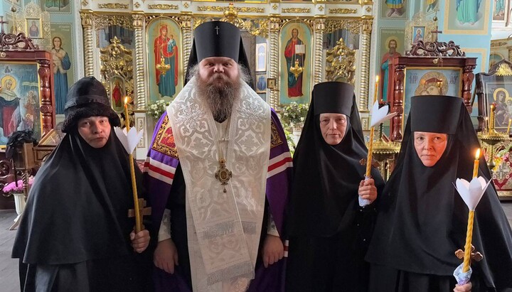Ο Αρχιεπίσκοπος Αμβρόσιος με τρεις μοναχές μετά την κουρά στη Μονή Μεταμορφώσεως του Σωτήρος στο χωριό Κνιαζίτσι (περιοχή Κιέβου). Φωτογραφία: Facebook / I. Μονή Μεταμορφώσεως του Σωτήρος