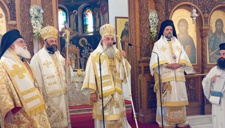 Sfânta Liturghie în Creta în timpul sărbătorii zilei Apostolului Tit. În centru se află Arhiepiscopul Cretei, Evghenie. Fotografie: Agenția de știri Orthodoxia.