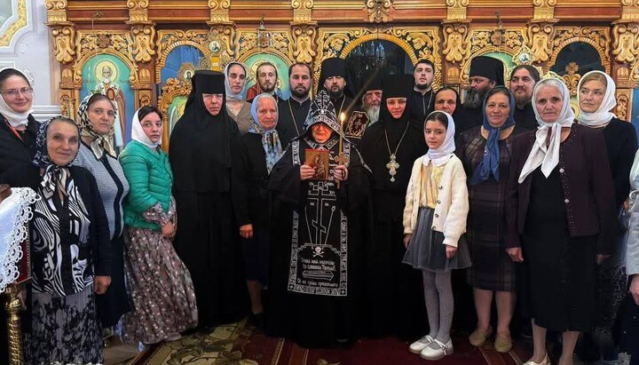 Схимонахиня Нина с сестрами и верующими после пострига в Иоанно-Богословском монастыре. Фото: uoc-news