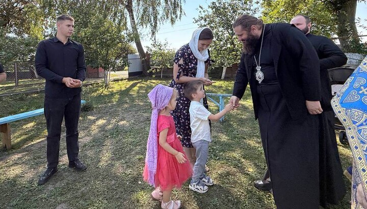 Владыка se întâlnește cu enoriașii tineri. Foto: serviciul de presă al Eparhiei Rovno