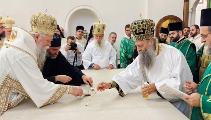 Slujba sfințirii altarului în catedrala Sfânta Treime restaurată din Pakrac. Fotografie: Serviciul de presă al Bisericii Sârbe