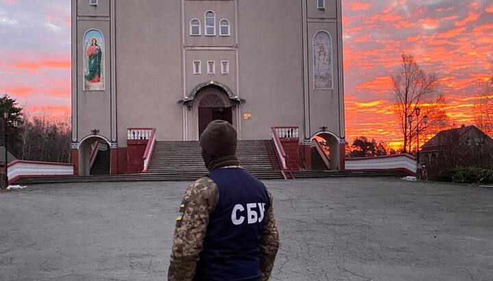 Сотрудник СБУ пришел в храм на обыск. Фото: СБУ