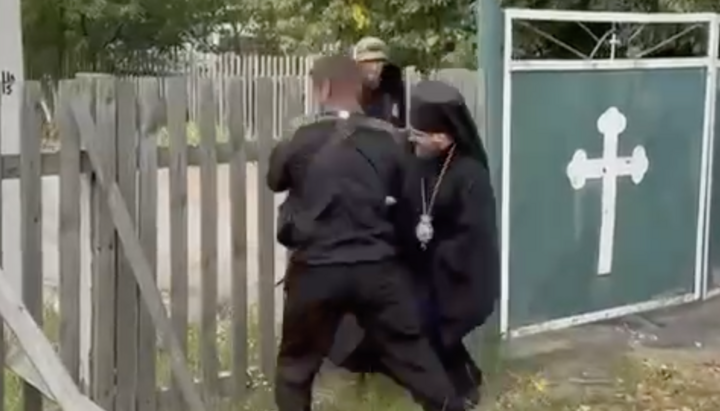 В Потиевке «архиепископ» ПЦУ лично возглавил захват храма УПЦ