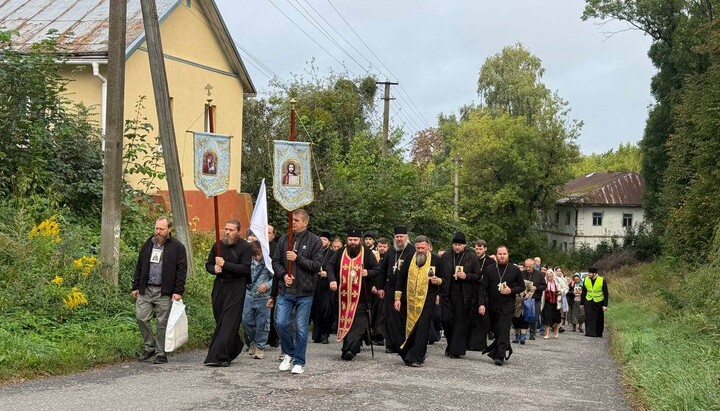В Ровенской епархии прошел крестный ход к Дерманскому монастырю