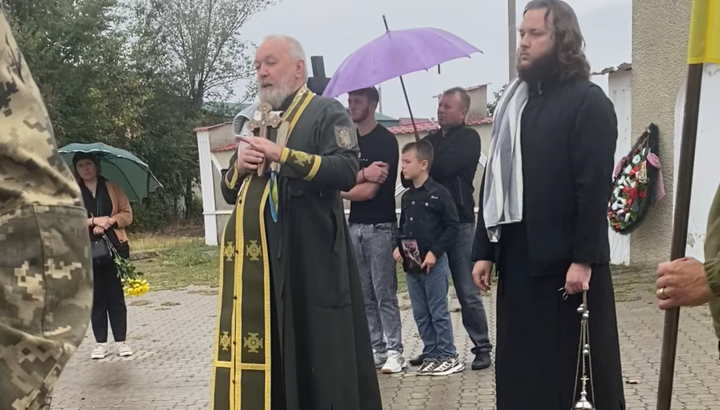 Clericii Bisericii Ortodoxe a Ucrainei la înmormântarea unui soldat al Forțelor Armate ale Ucrainei în satul Novoselivka, regiunea Odesa. Foto: Captură de ecran video Facebook