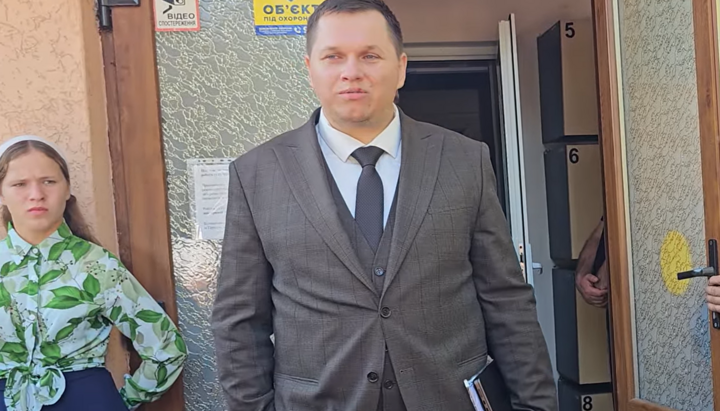 Адвокат митрополита Лонгина возле здания суда 23 сентября 2025 г. Фото: Банченский монастырь
