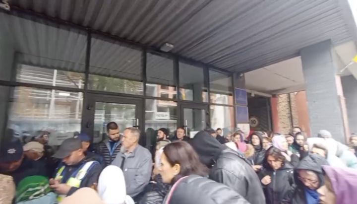 Верующие УПЦ под шестым апелляционным судом Киева. Фото: СПЖ