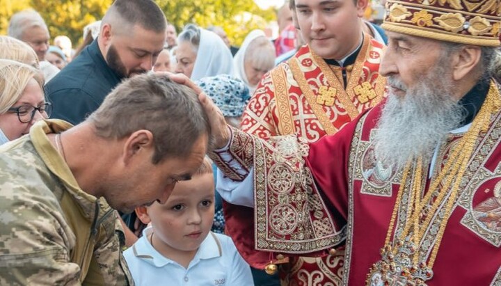 Митрополит Онуфрий благословляет воина. Фото: пресс-служба УПЦ