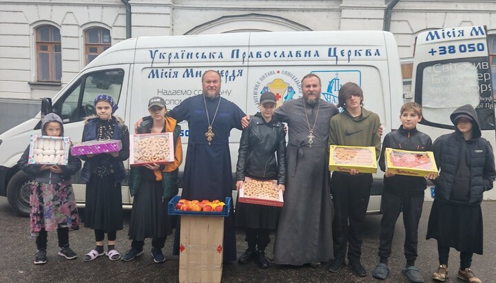 Руководители Синодального отдела УПЦ по социально-гуманитарным вопросам доставили в Святогорскую лавру продукты. Фото: пресс-служба обители