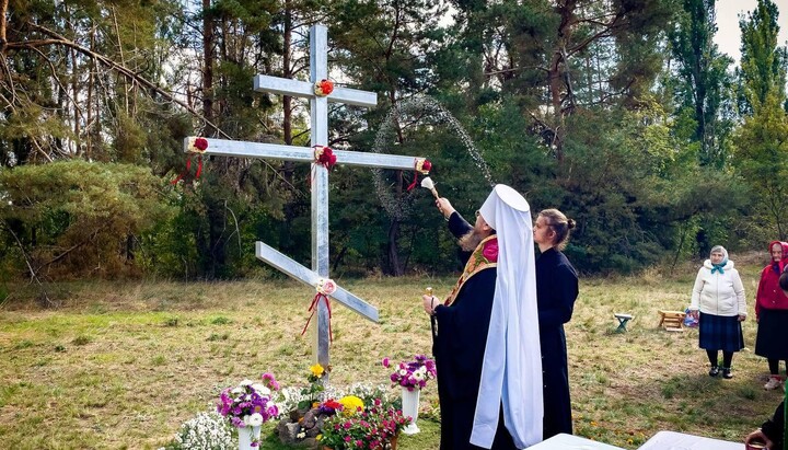 Митрополит Черкасский и Каневский Феодосий совершает чин освящения восстановленного поклонного креста в селе Кедина Гора. Фото: официальный канал сайта Черкасской епархии УПЦ в тг 