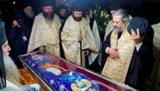 Στη Ρουμανία χιλιάδες πιστοί έφτασαν για να προσκυνήσουν τα λείψανα της Αγίας Παρασκευής