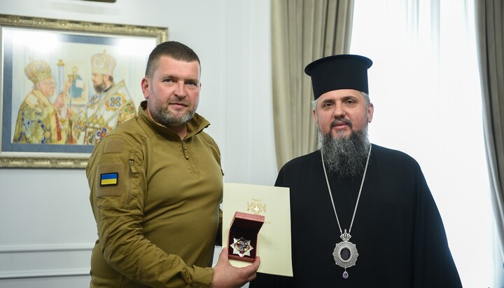 Маркушин (слева) получил орден от Думенко за «переводы» храмов УПЦ. Фото: ПЦУ
