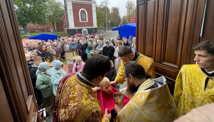 Молитва общины собора на улице. Фото: Фейсбук Владимир-Волынской епархии