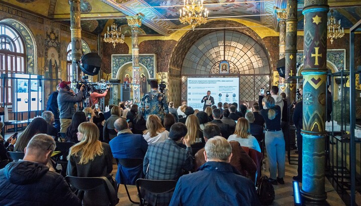 В Лавре власти выясняли, стали ли украинцы потреблять больше украинского контента. Фото: лаврский заповедник