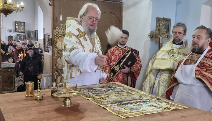 Освящение престола в храме УПЦ в селе Чегодаровка. Фото: Фейсбук Кравчука