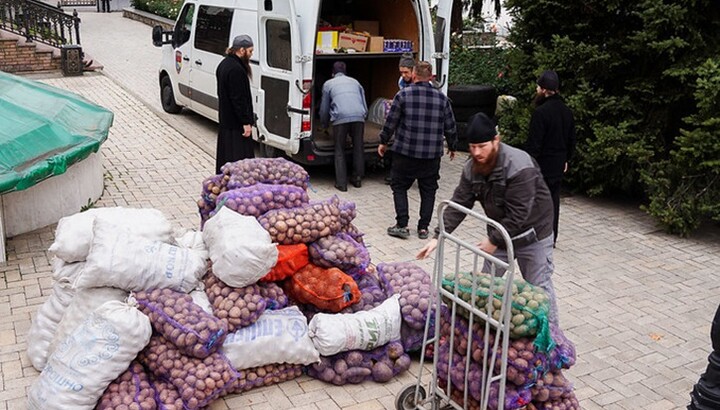 С Волыни доставили в Святогорскую лавру продукты. Фото: пресс-служба обители